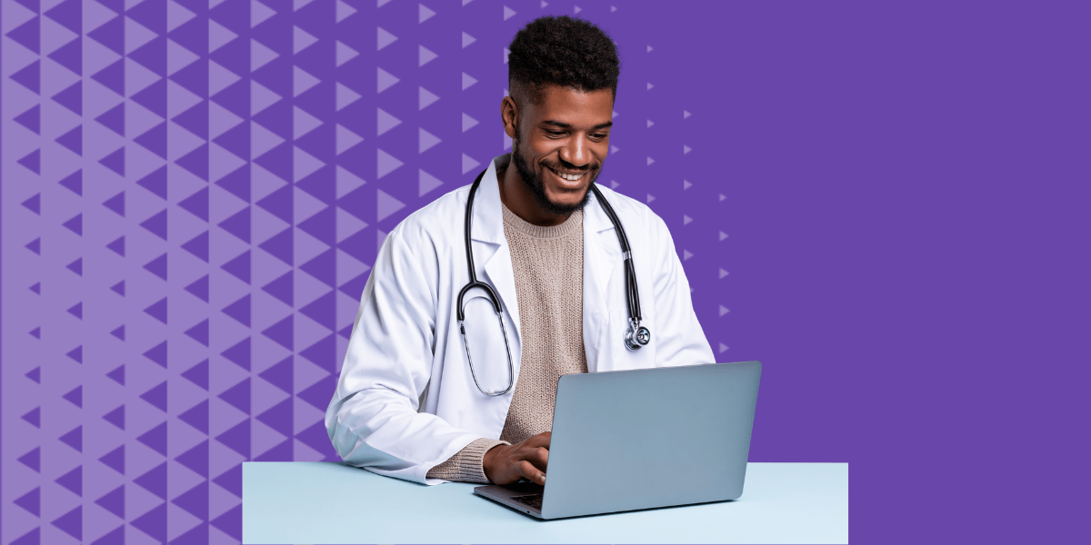 Professionnel de santé utilisant Desmos, le logiciel médical 100% Cloud connecté pour centre de santé et MSP.