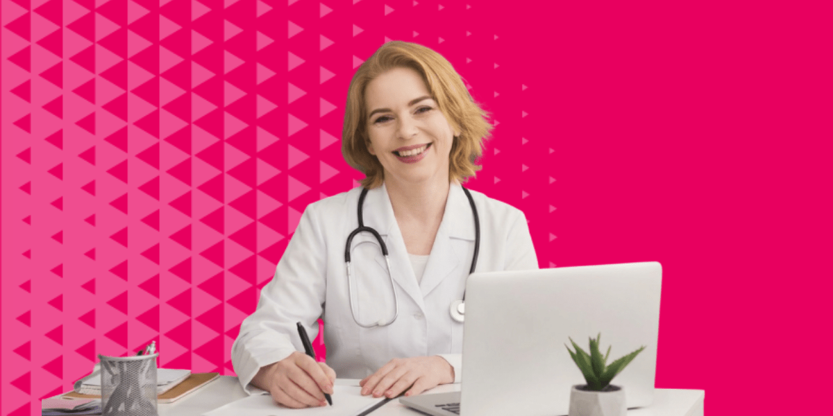 Médecin entrain de traiter ou consulter un dossier dans son bureau