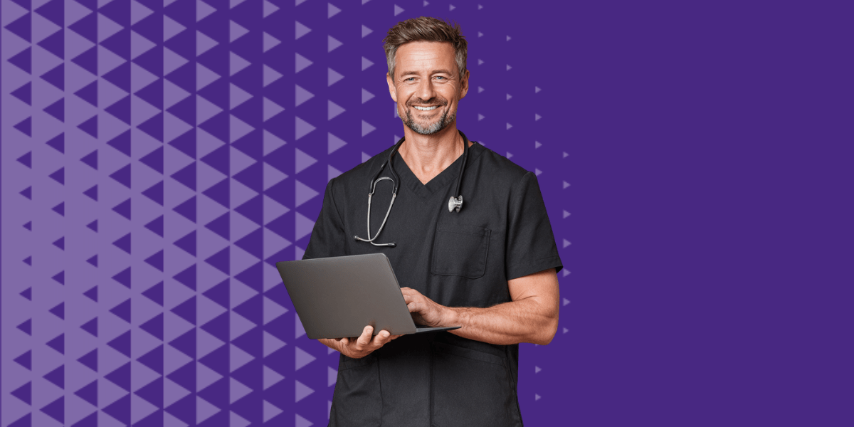 Un médecin utilisant un ordinateur portable