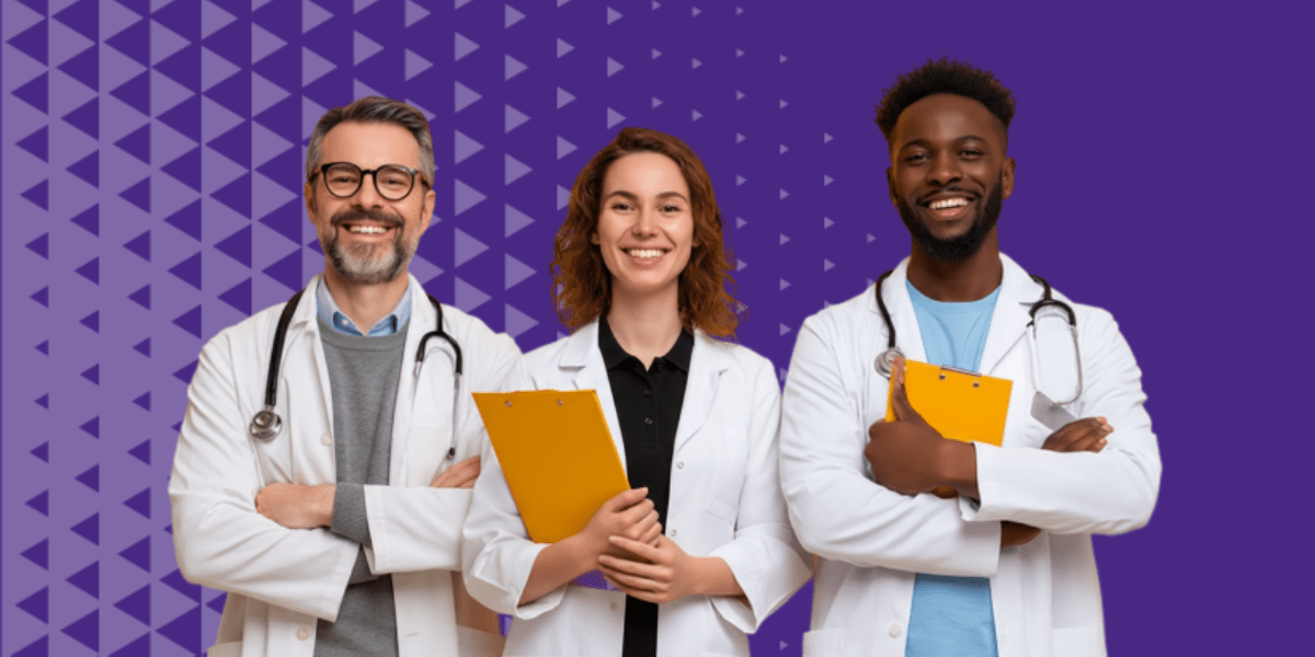 Trois soignants souriant à la présentation de la Conventionnement médecin