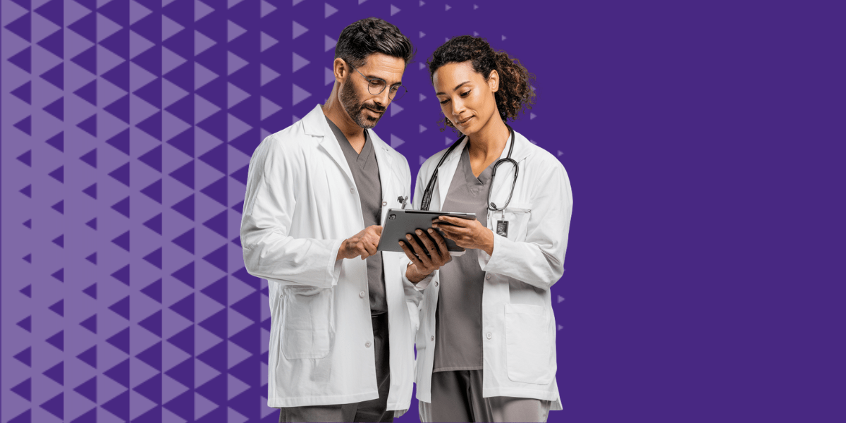 Deux médecins en train de regarder des notes importantes sur une tablette